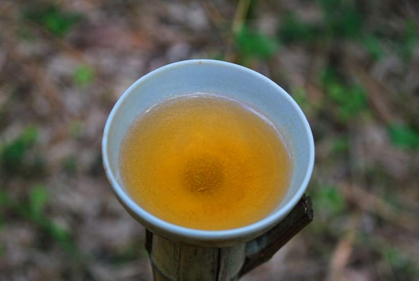 Čaj Junshan Yinzhen má až světle žlutou barvu